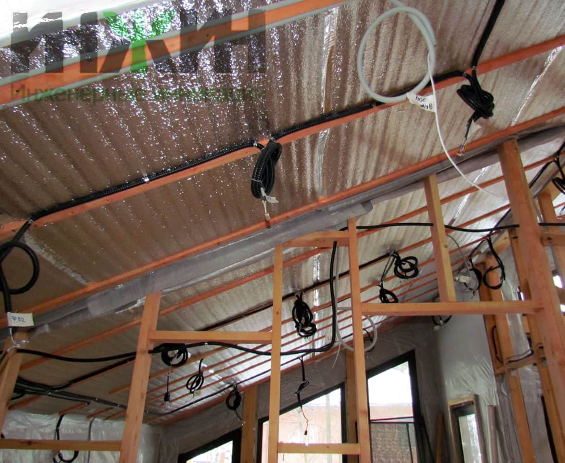 Монтаж электрики в деревянном доме, электропроводка на потолке, фото 217