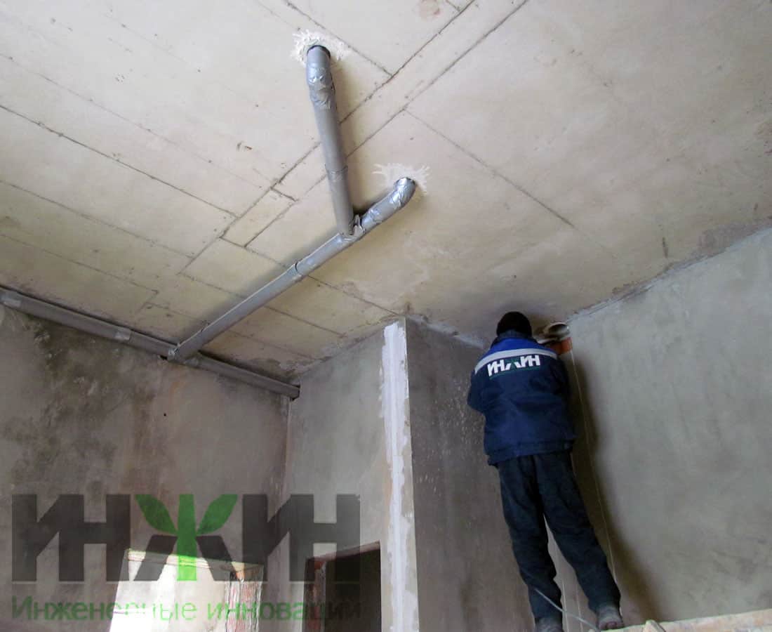 Монтаж труб канализации под потолком в доме
