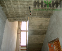 Монтаж электропроводки на лестнице дома в ДНП "Топаз"