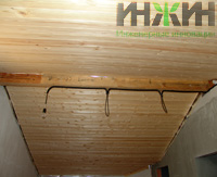 Монтаж электропроводки на деревянном потолке дома в ДНП "Топаз"
