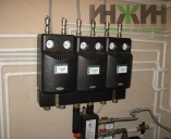 Монтаж коллектора Meibes с гидравлической стрелкой и тремя насосными группами с насосами Grundfos