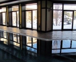 Монтаж в бассейне встроенных в пол конвекторов Mohlenhoff