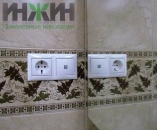 Электрическая розетка и выключатель в санузле