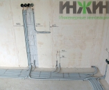 Электрические кабели в защитной гофротрубе