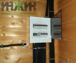 Электрический распределительный щит, монтаж в доме из бруса Распределительный щит (монтаж электрики)