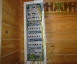 Монтаж электрического щита в доме из бруса