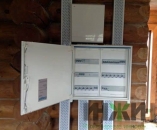 Навесной электрический щит в доме из бревна